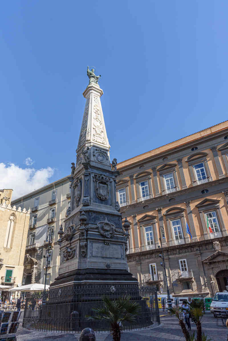 101 - Italia - Nápoles - plaza San Domenico Maggiore - obelisco de San Domenico.jpg
